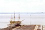 Tremastet sejlskib ved hangarskibet USS George Washington, Norfolk, Virginia,  USA, april 1999.